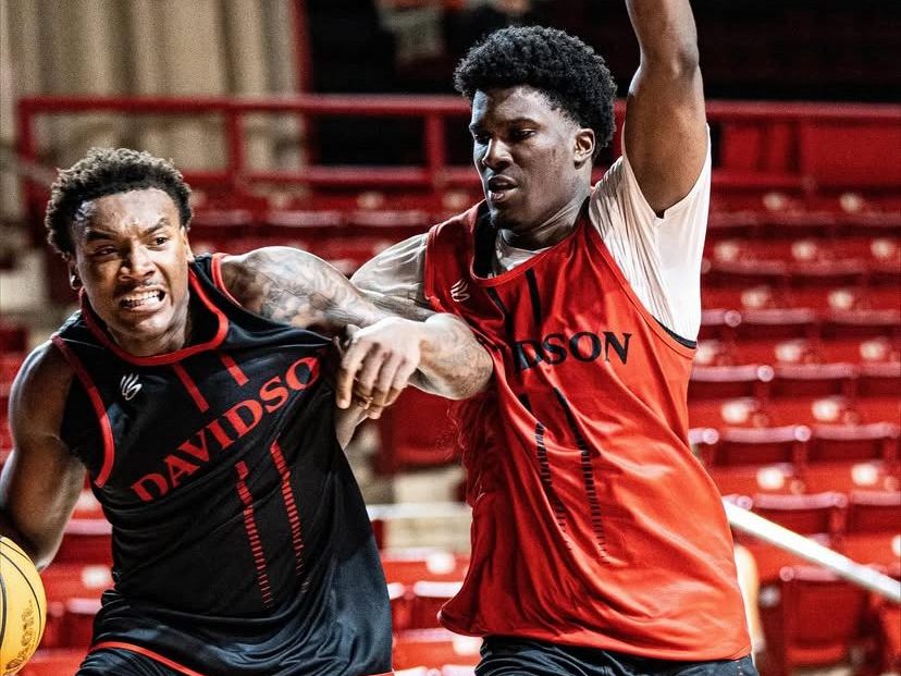Transfers Josh Scovens ’27 and JaQualon Roberts ’27 scrimmage. Courtesy of @davidsonbasketball on Instagram.